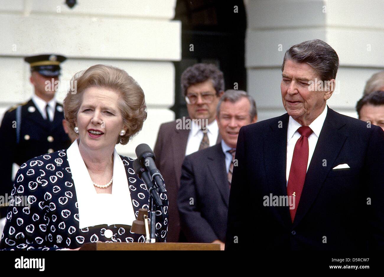 Foto di File: il Primo Ministro Margaret Thatcher del Regno Unito, a sinistra rende commento dopo aver visitato il Presidente degli Stati Uniti, Ronald Reagan, destra alla Casa Bianca a Washington D.C. il Venerdì, 17 luglio 1987. La Thatcher è morto da un tratto 87 il lunedì, 8 aprile 2013. Credito: Howard L. Sachs - CNP/Alamy Live News Foto Stock