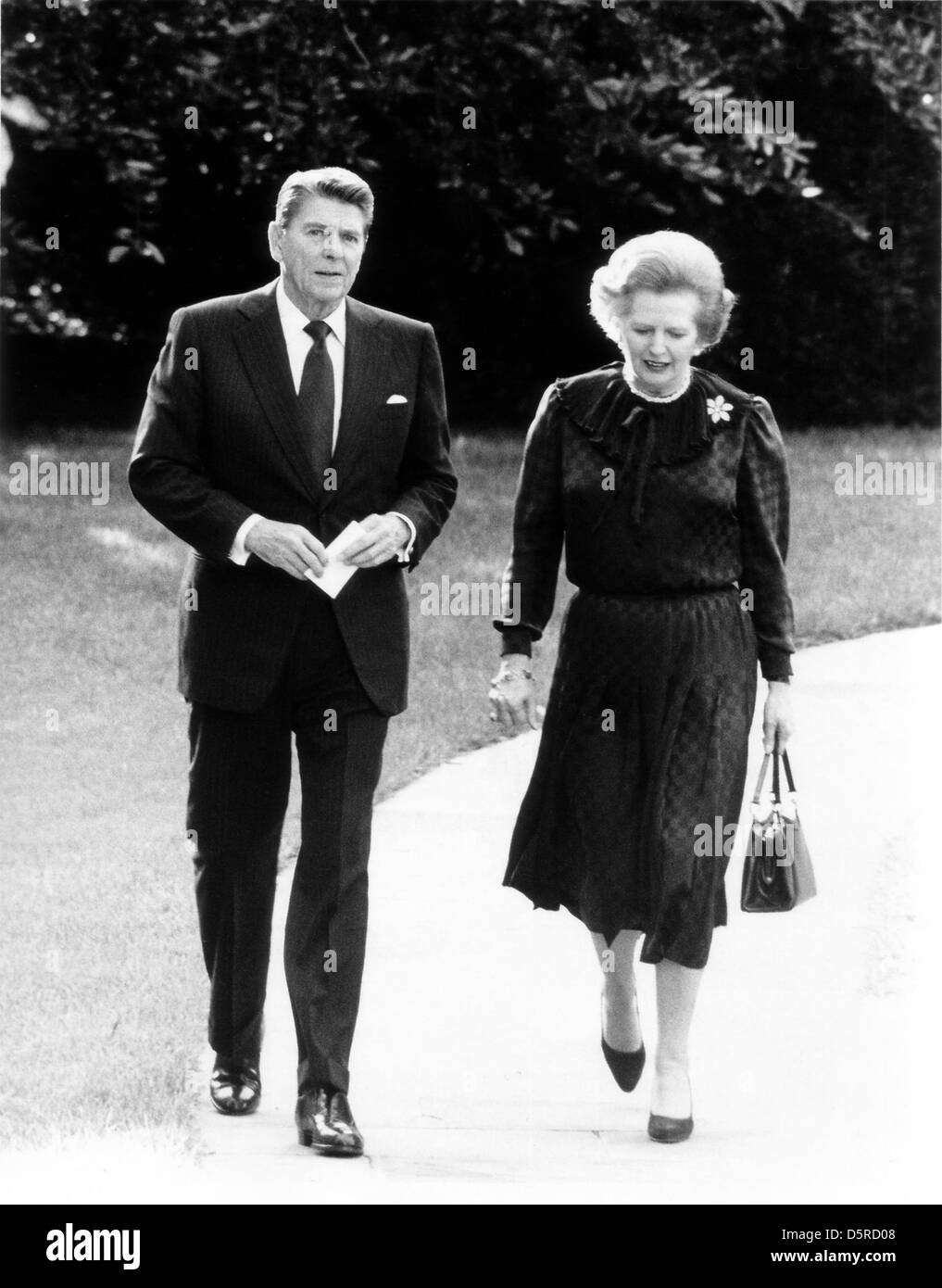 Foto di File: il Presidente degli Stati Uniti Ronald Reagan passeggiate il Primo Ministro Margaret Thatcher della Gran Bretagna per la sua auto a seguito di un incontro che è durato più di un'ora nell'Ufficio Ovale della Casa Bianca a Washington D.C. il Mercoledì, 23 giugno 1982. La Thatcher è morto da un tratto 87 il lunedì, 8 aprile 2013. Credito: Howard L. Sachs / CNP/Alamy Live News Foto Stock