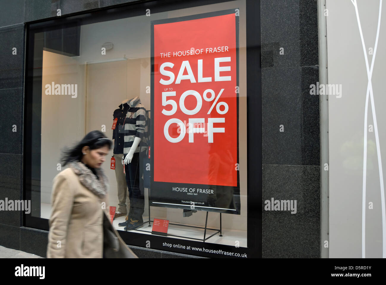 Vetrina poster pubblicitari 50% off in corrispondenza di un ramo del rivenditore nationwide House of Fraser, Richmond, Surrey, Inghilterra Foto Stock