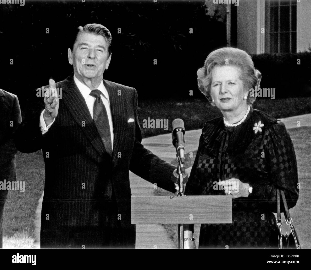 Foto di File: il Primo Ministro Margaret Thatcher del Regno Unito, a destra è mostrata con il Presidente degli Stati Uniti Ronald Reagan dopo la riunione presso la Casa Bianca a Washington D.C. il Mercoledì, 23 giugno 1982. Reagan è fotografato come egli ha ammonito reporter rete Sam Donaldson per porre una domanda durante l opportunità di una foto, dove una piccola piscina di reporter è consentito di osservare, ma non in questione. La Thatcher è morto da un tratto 87 il lunedì, 8 aprile 2013. Credito: Howard L. Sachs - CNP/Alamy Live News Foto Stock