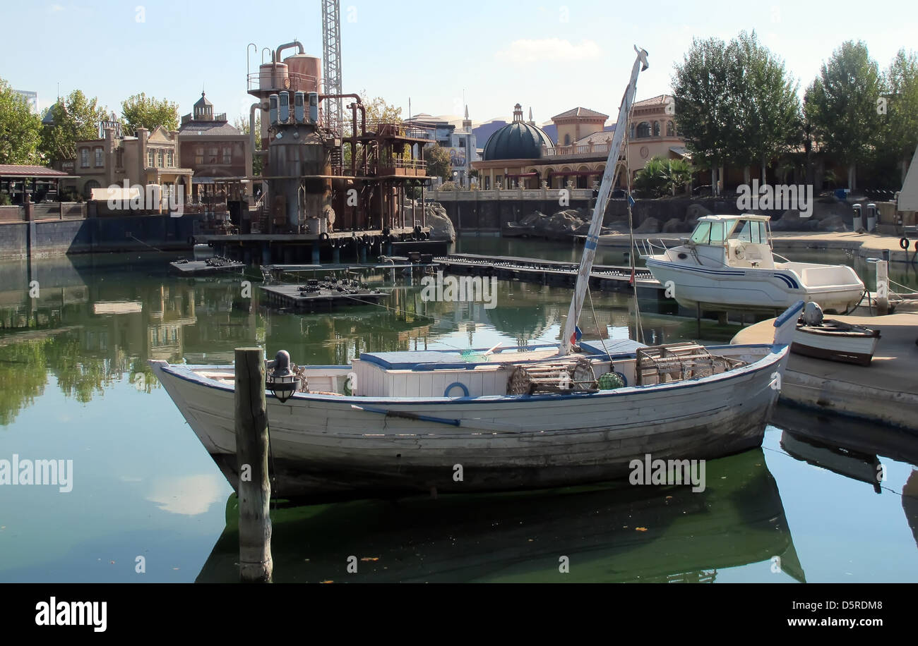 Barca da pesca legato al dock Foto Stock