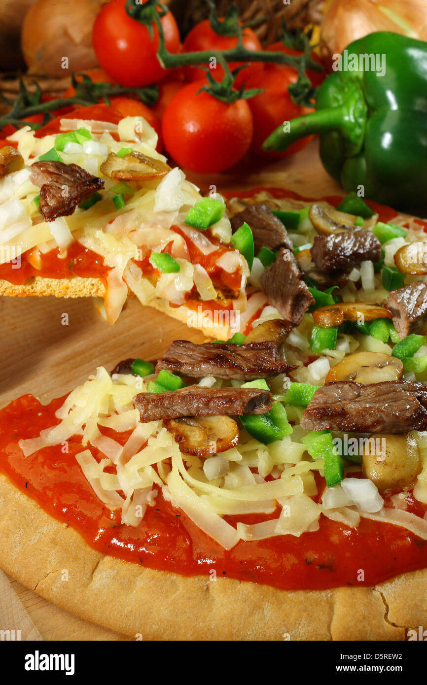Carni bovine Mozerella fungo Formaggio e Pepe Pizza Foto Stock