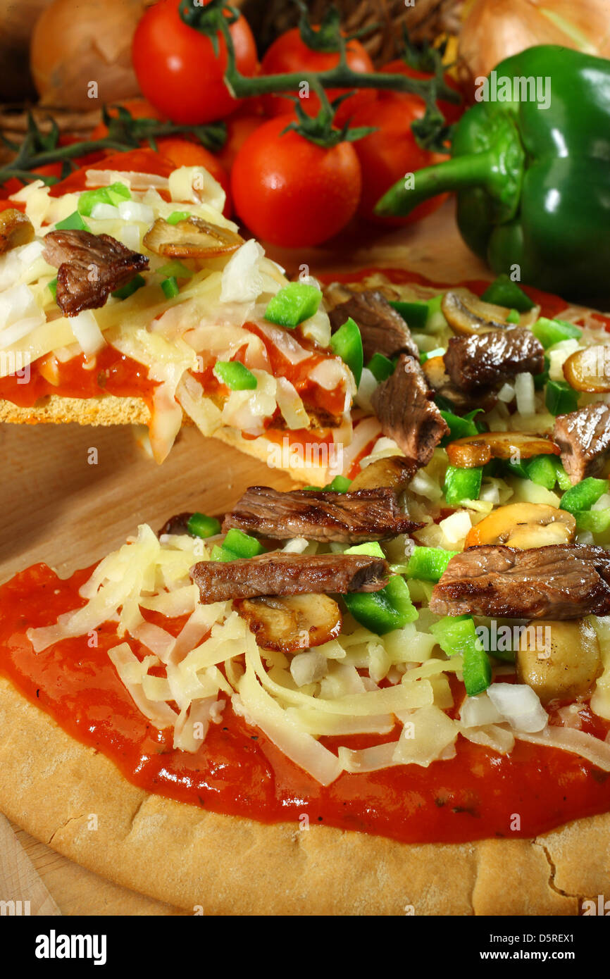 Carni bovine i funghi e il pepe Pizza Foto Stock