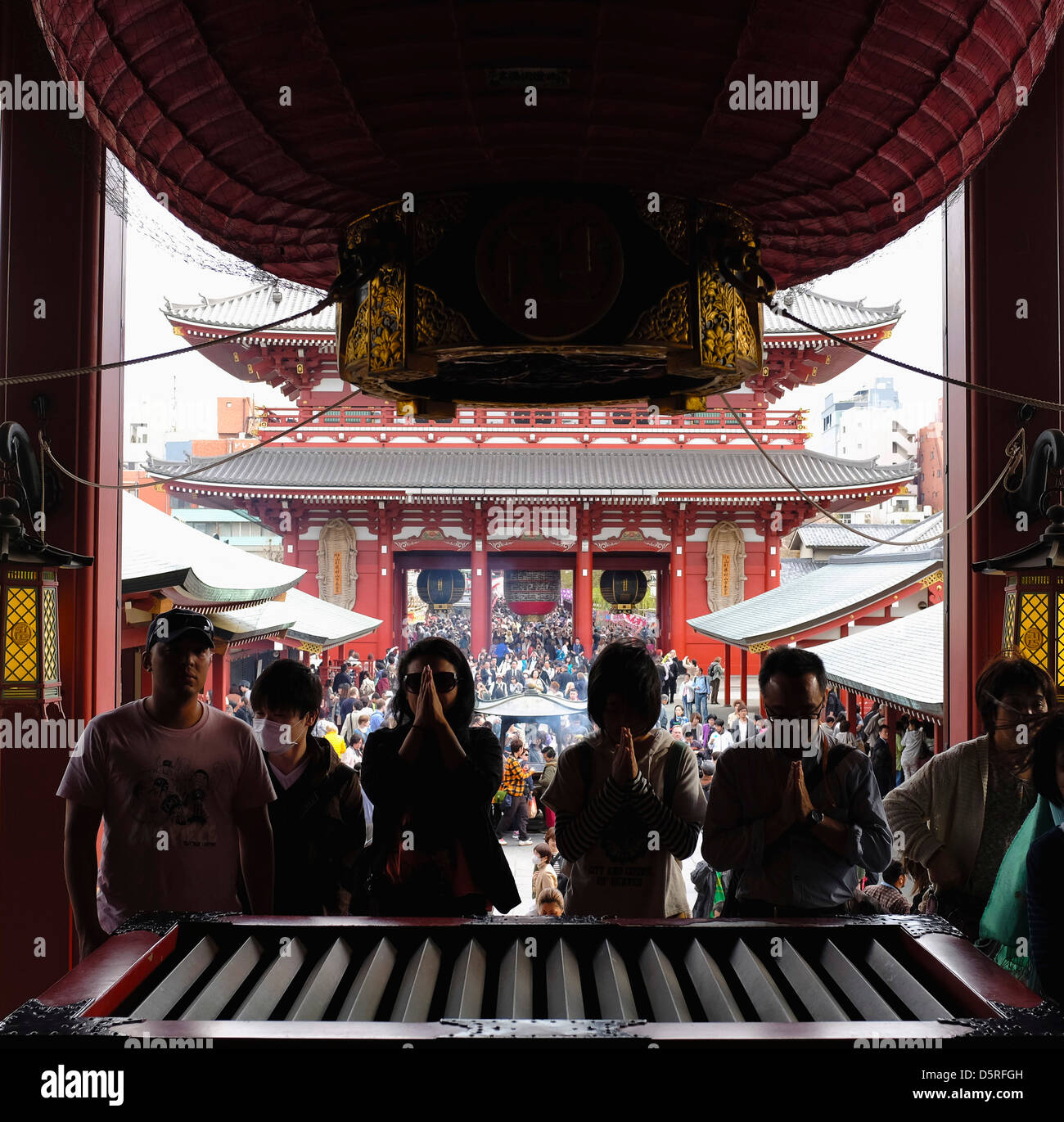 Persone in preghiera davanti al tempio di Sensoji, Asakusa Tokyo. Foto Stock