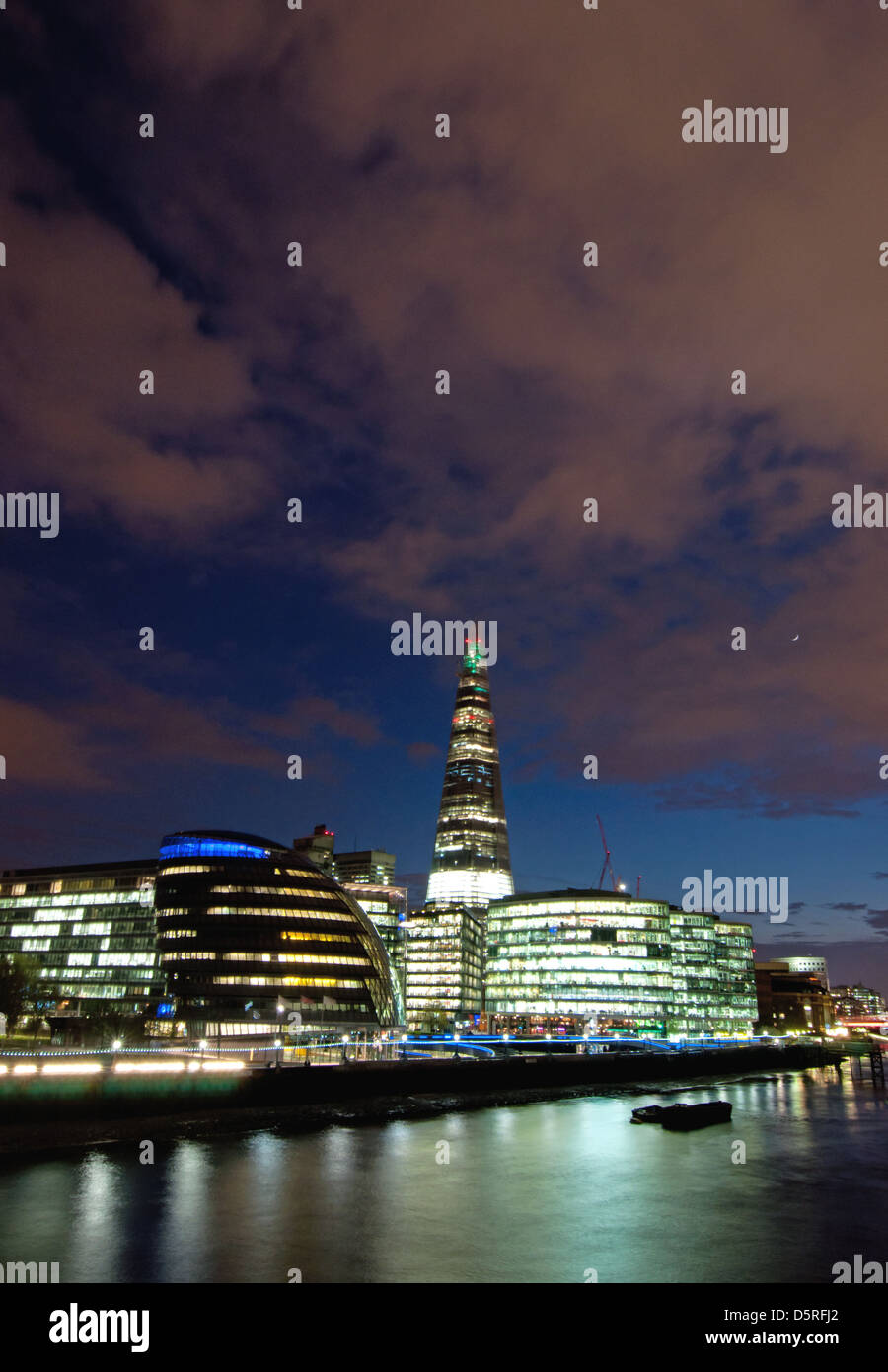 Lo skyline di Londra di notte Foto Stock