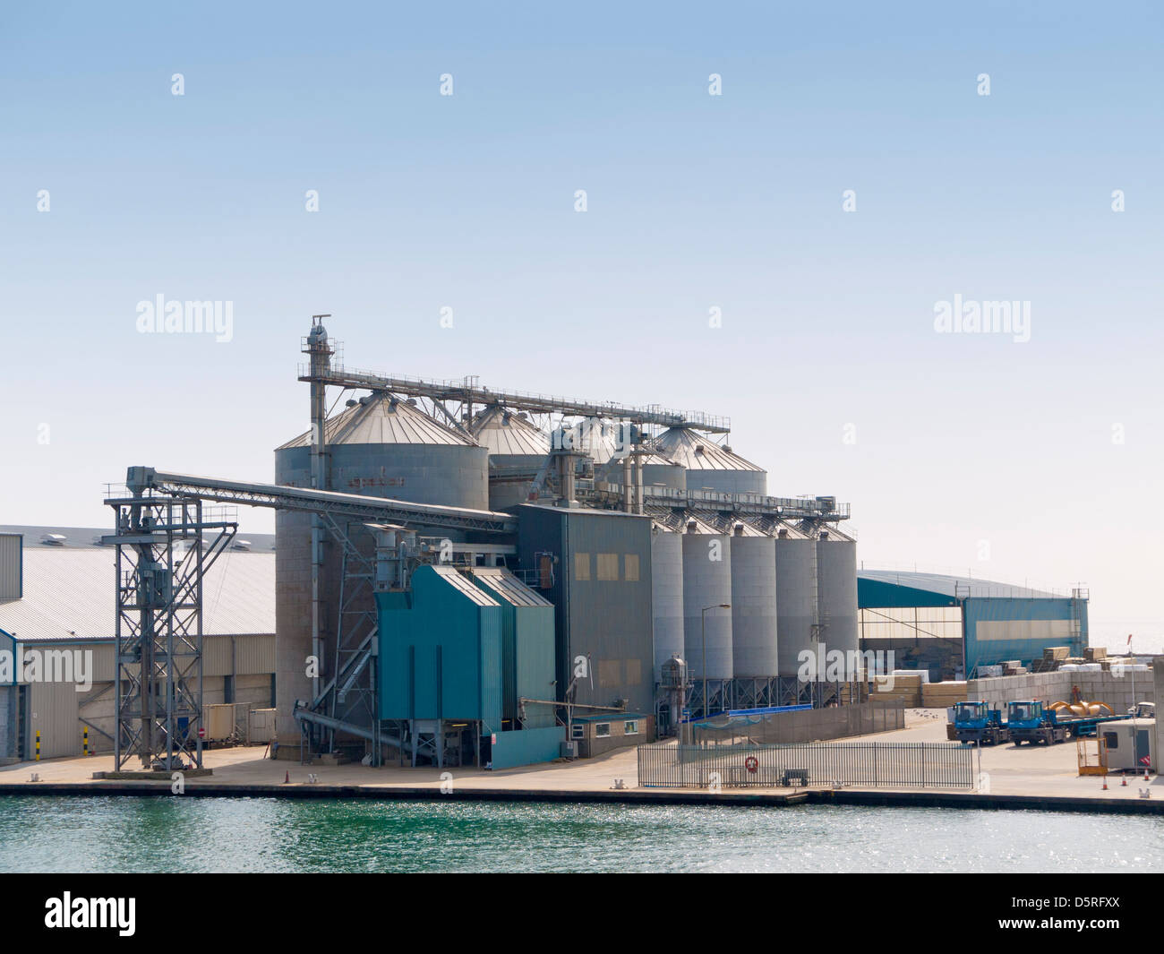 Enormi silos di stoccaggio a Shoreham Harbour - Shoreham by Sea - East Sussex UK Foto Stock