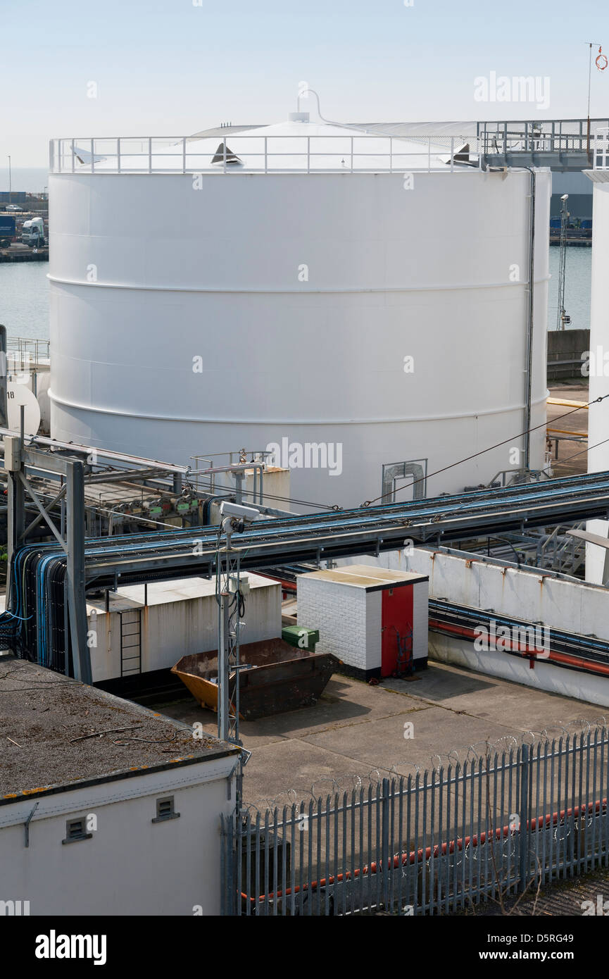 DEPOSITO DI STOCCAGGIO DEL PETROLIO a Portslade - Shoreham by Sea - East Sussex UK Foto Stock