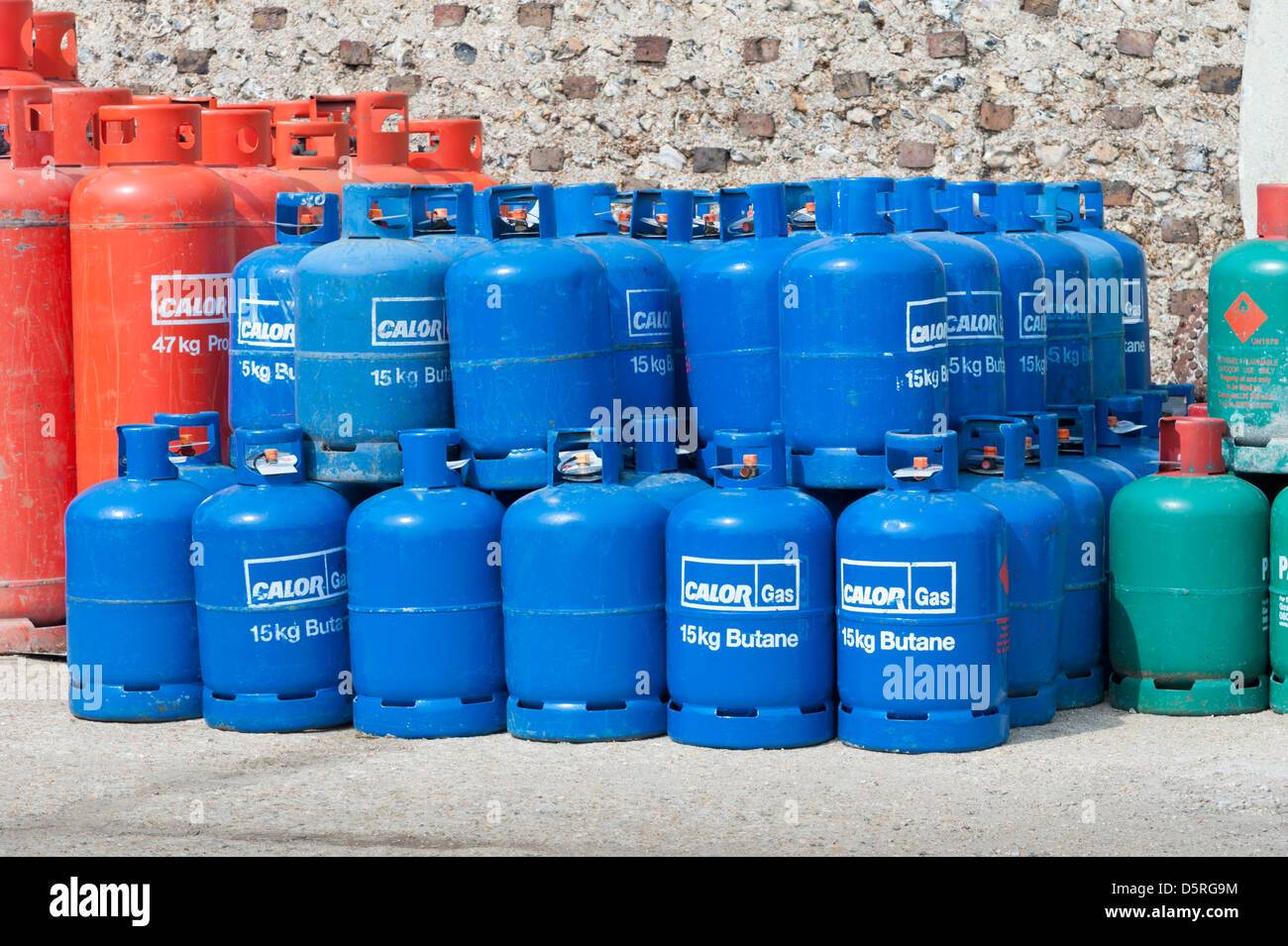 Pile di bombole/TANICHE/bottiglie di GAS butano e propano rosso verde e blu Foto Stock