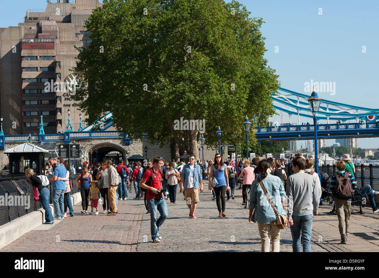 Scena occupato dal Tower Bridge nella city di Londra, Inghilterra in estate. Foto Stock