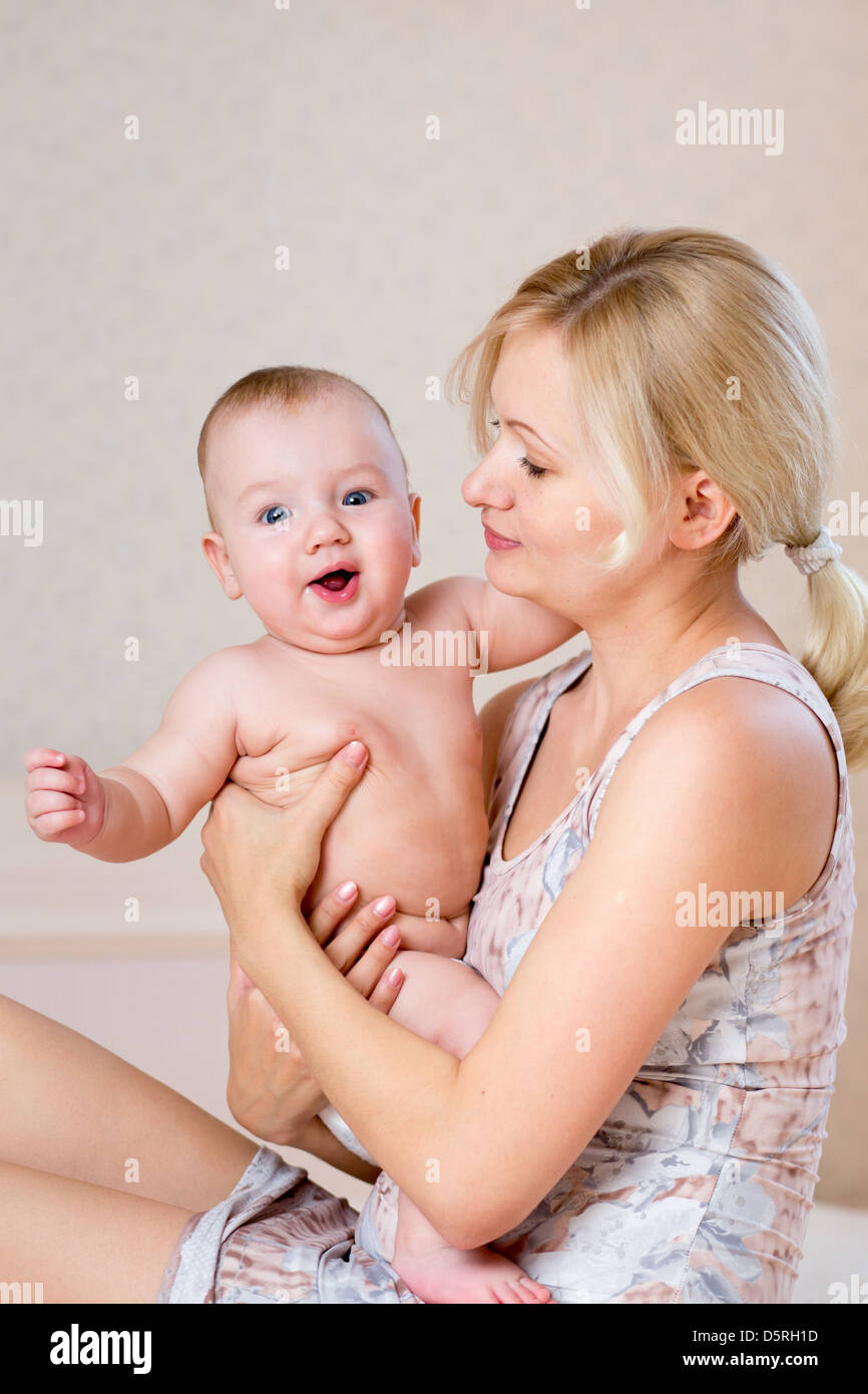Madre con bambino in ambienti interni Foto Stock