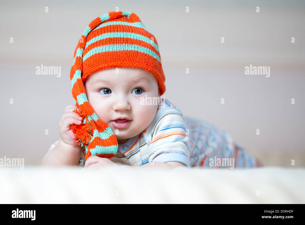 Carino strisciando baby boy giocando in ambienti interni Foto Stock