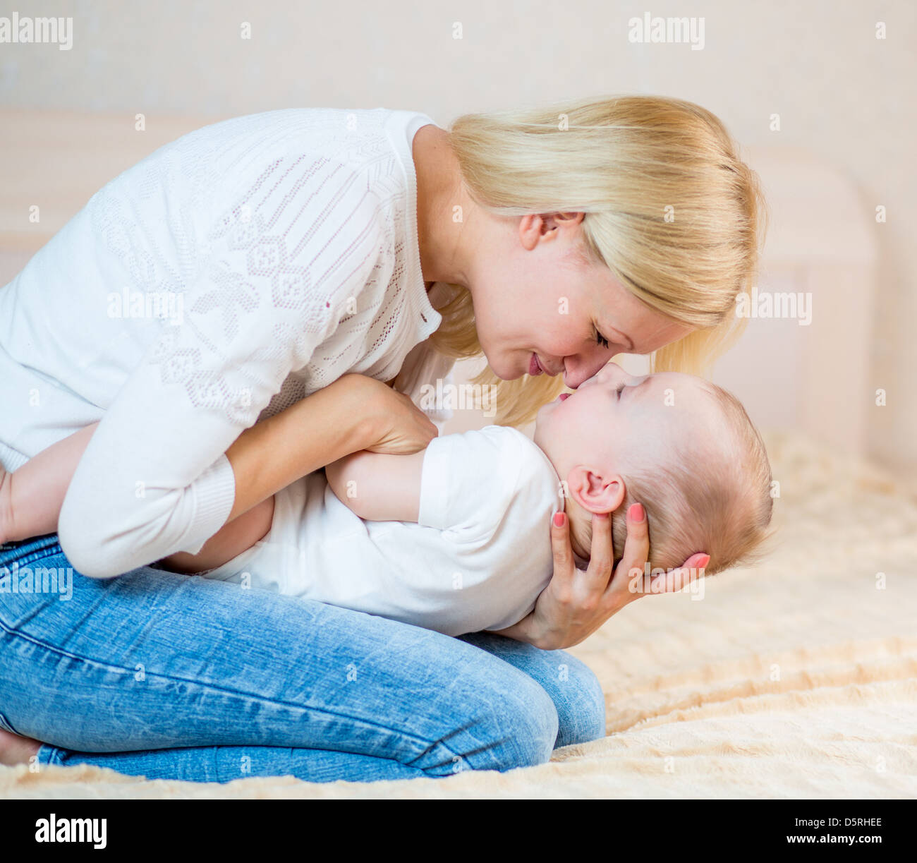 Riproduzione di madre con bambino in ambienti interni Foto Stock