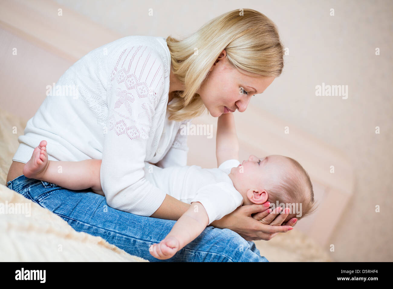 Riproduzione di madre con bambino in ambienti interni Foto Stock