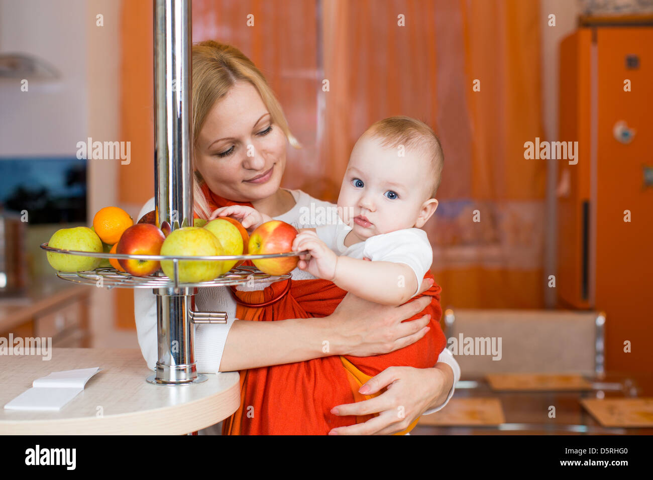 Bambino ragazzo di mangiare cibo sano in cucina Foto Stock