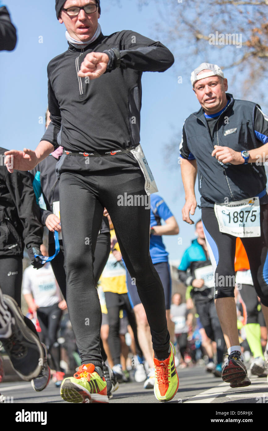 Berlino, Germania. 7 Aprile, 2013. I partecipanti della trentatreesima mezza maratona al km 14, 2013 a Berlino, Germania. Foto Stock