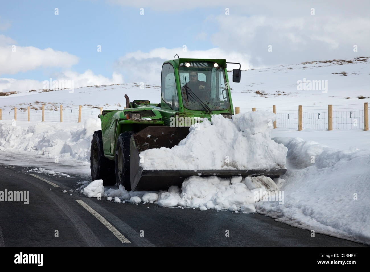 Lo scavo di parte del B6277 road quasi 2 settimane dopo la neve pesante che ha colpito Teesdale il 23 marzo 2013. Foto Stock