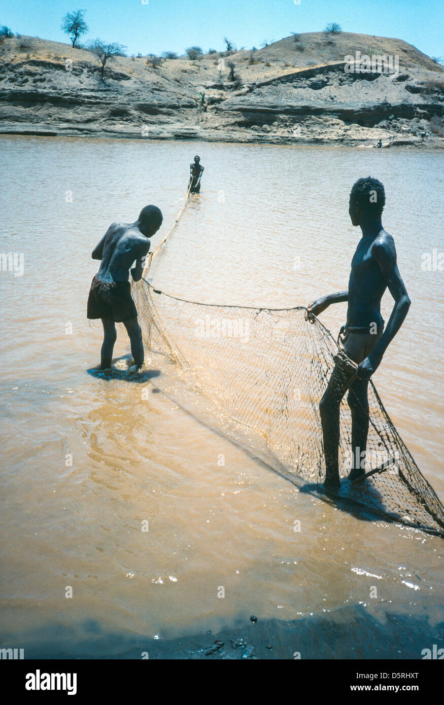 Pescatori locali che mettono le reti attraverso il fiume Gash per intrappolare il pesce. Kassala, Sudan Foto Stock