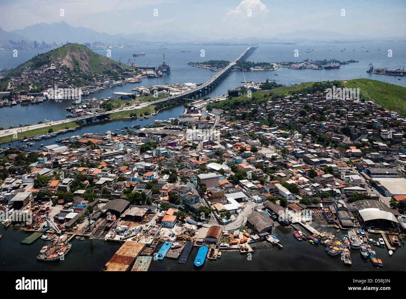 Confine della baia di Guanabara a Niteroi city, mostrando il ponte Rio-Niteroi Foto Stock