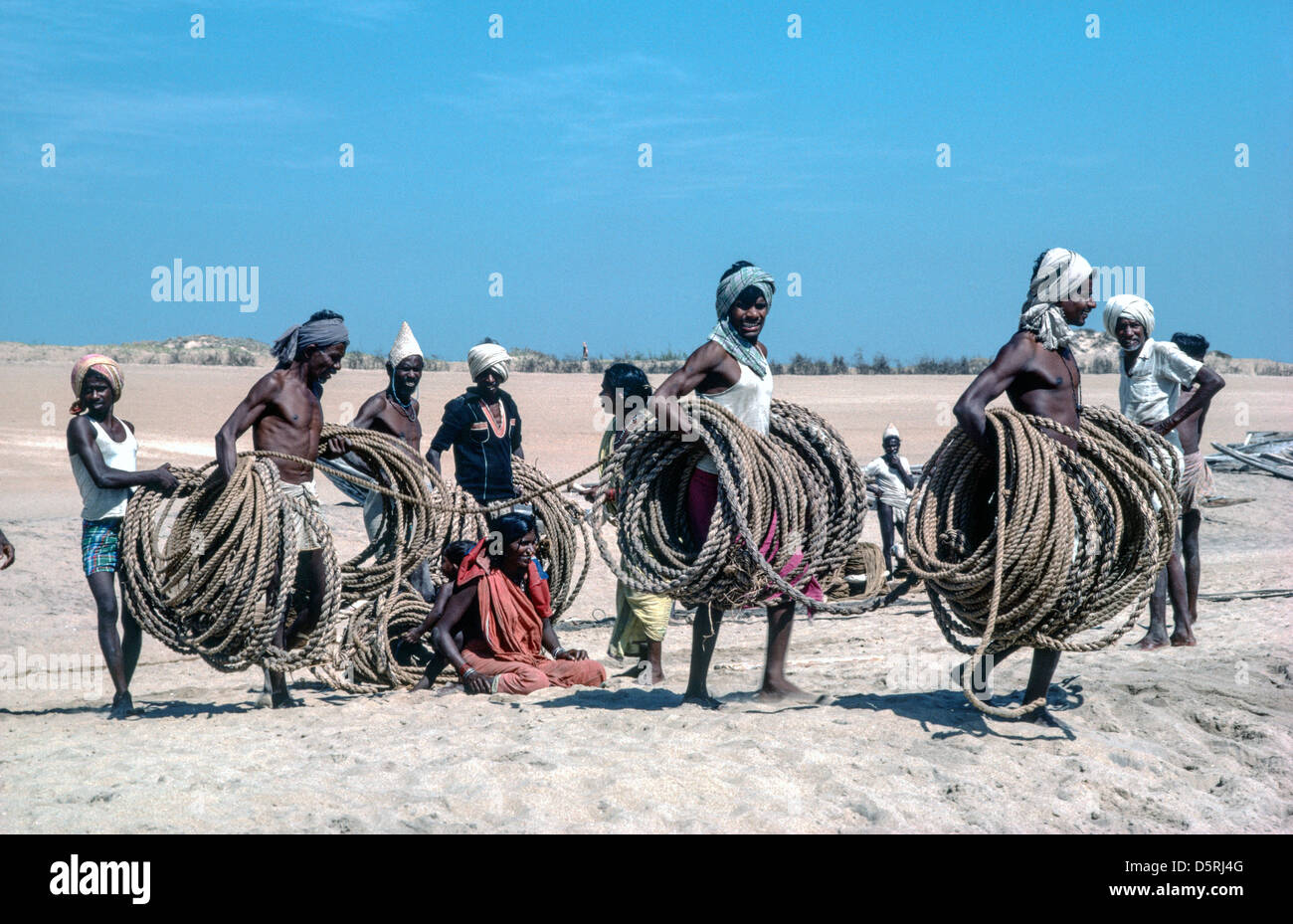 Pescatori Nolia che si preparano su corda e reti per un viaggio di pesca. Odisha, India Foto Stock
