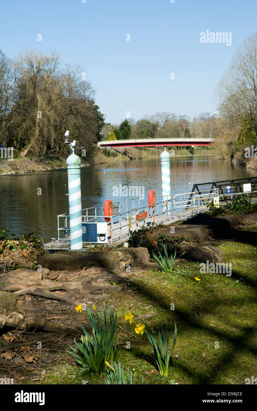 Aquabus imbarcadero e fiume Taff, Bute Park, Cardiff, Galles. Foto Stock
