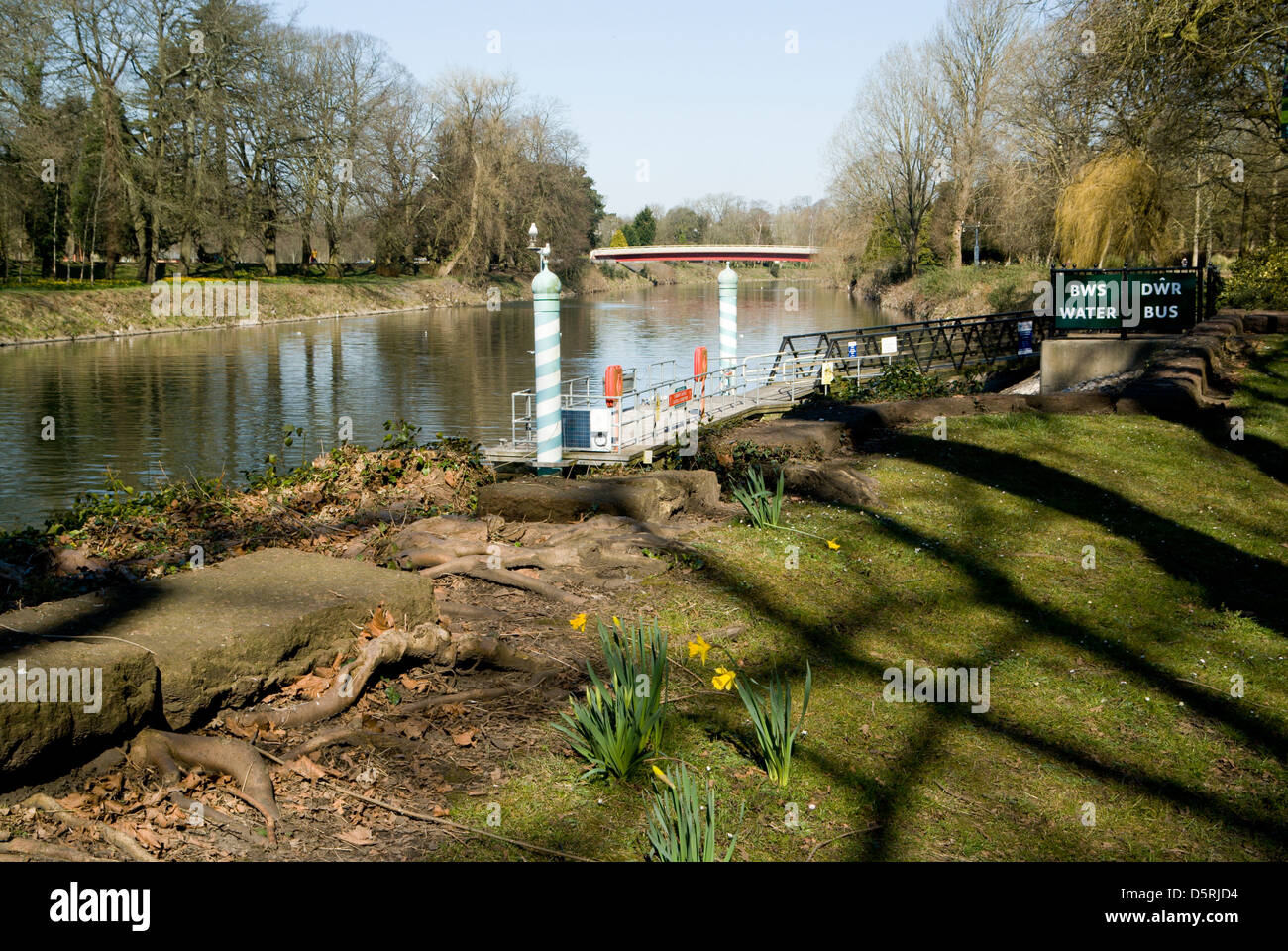 Aquabus imbarcadero e fiume Taff, Bute Park, Cardiff, Galles. Foto Stock