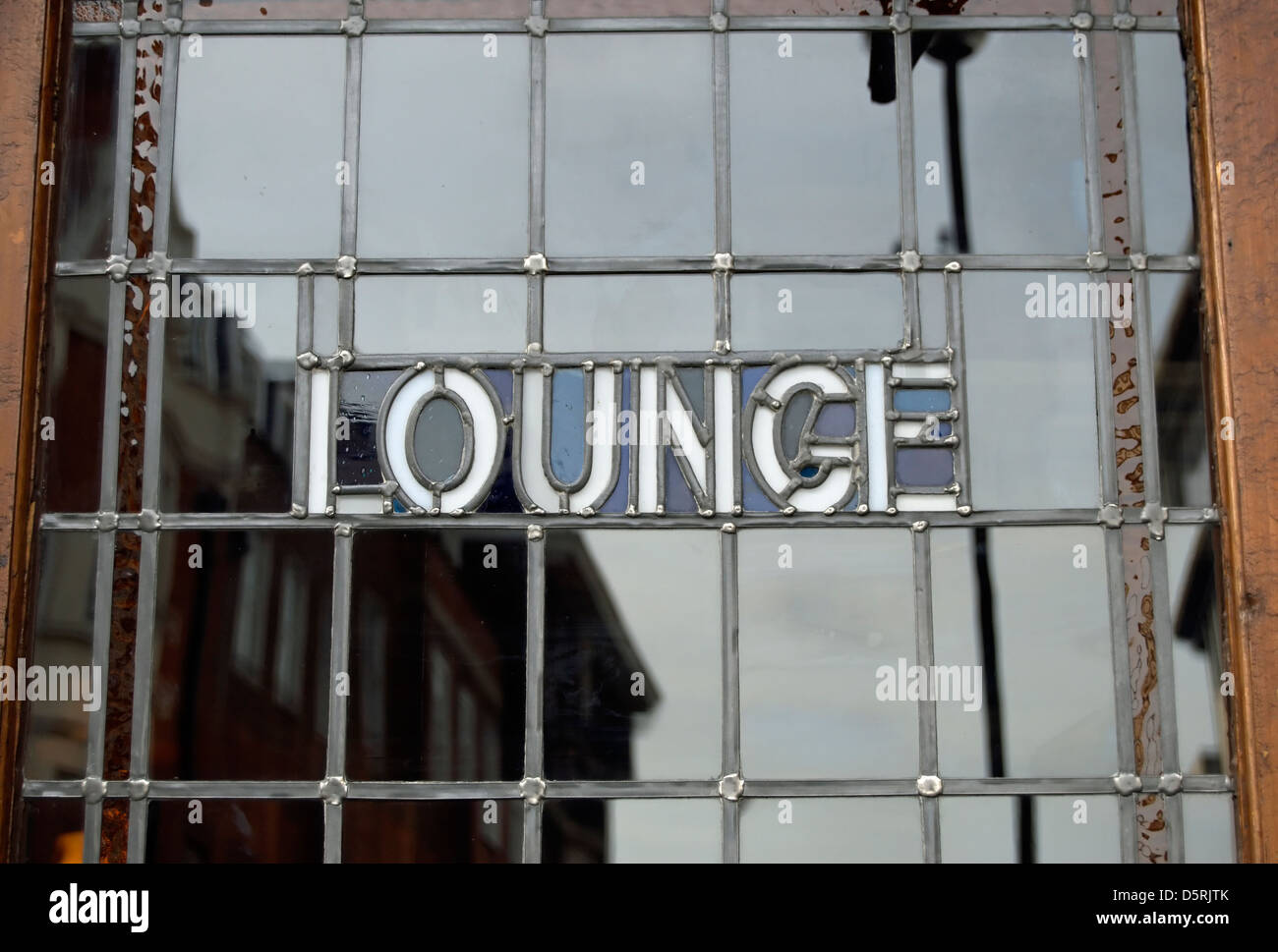 La parola lounge impostato in una luce contenente piombo finestra su una porta che conduce al lounge bar di un pub, Richmond, Surrey, Inghilterra Foto Stock