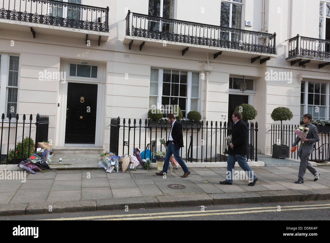 Londra, Regno Unito. 8 Aprile, 2013. Il giorno ex Primo Ministro del Regno Unito La Baronessa Thatcher, morì di una corsa, i londinesi, amici e vicini di casa lasciare omaggi floreali e messaggi fuori Chester Square a Belgravia, la casa Margaret Thatcher ha chiamato la sua casa dopo aver lasciato Downing Street. Credito: Nick Savage/Alamy Live News Foto Stock