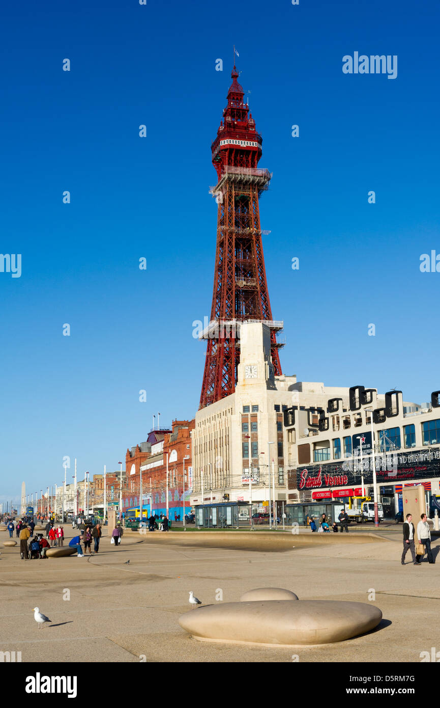 Il lungomare di Blackpool con il suo lungomare e dalla Torre di Blackpool, Lancashire, Inghilterra, Regno Unito Foto Stock