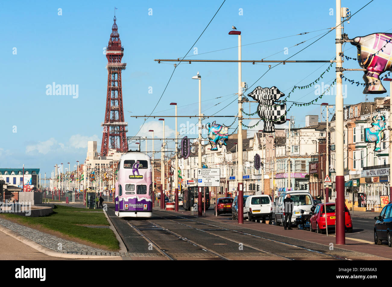 Lungomare di Blackpool con la Blackpool Tower e tram, Lancashire, Inghilterra, Regno Unito Foto Stock