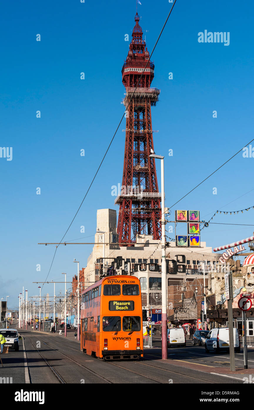 La Blackpool Tower e il tram sul lungomare, Lancashire, Inghilterra, Regno Unito Foto Stock