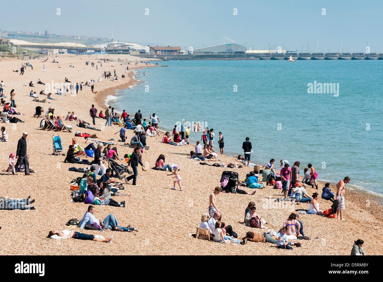 Brighton Beach, East Sussex, Inghilterra, Regno Unito. Costa britannica in estate. Foto Stock