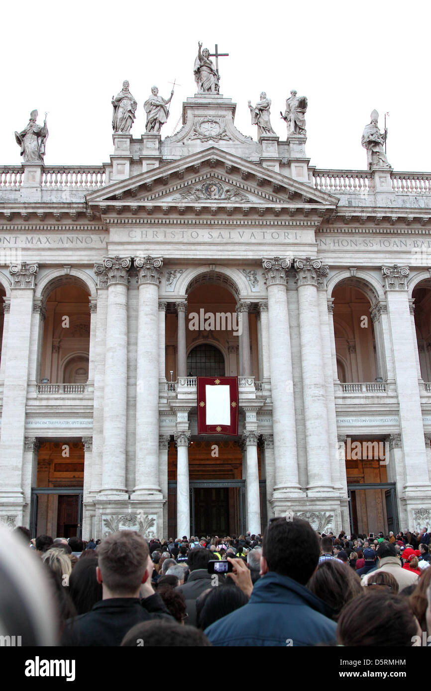Roma, Italia. 7 Aprile, 2013. La folla è in attesa al di fuori dell'arcibasilica di San Giovanni in Laterano per la cerimonia di insediamento di Papa Francesco I. Foto Stock