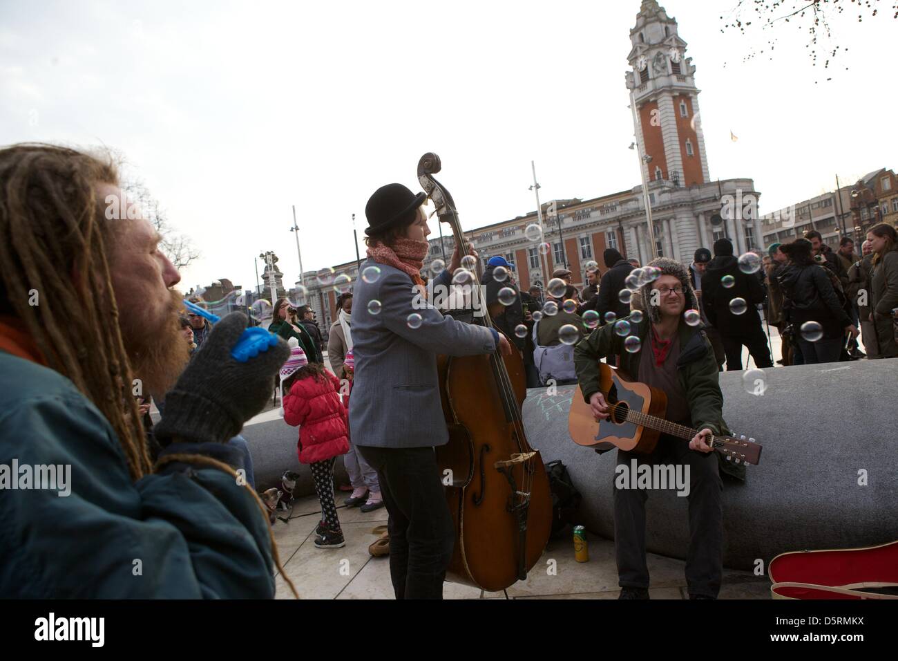 Londra, Regno Unito. 08 aprile 2013. Persone celebrare la morte della Baronessa Thatcher ad una "parte" in Brixton. L'ex PM morì in precedenza al mattino al Ritz Hotel nel centro di Londra dove aveva soggiornato a causa di cattive condizioni di salute. George Henton / Alamy Live News. Foto Stock