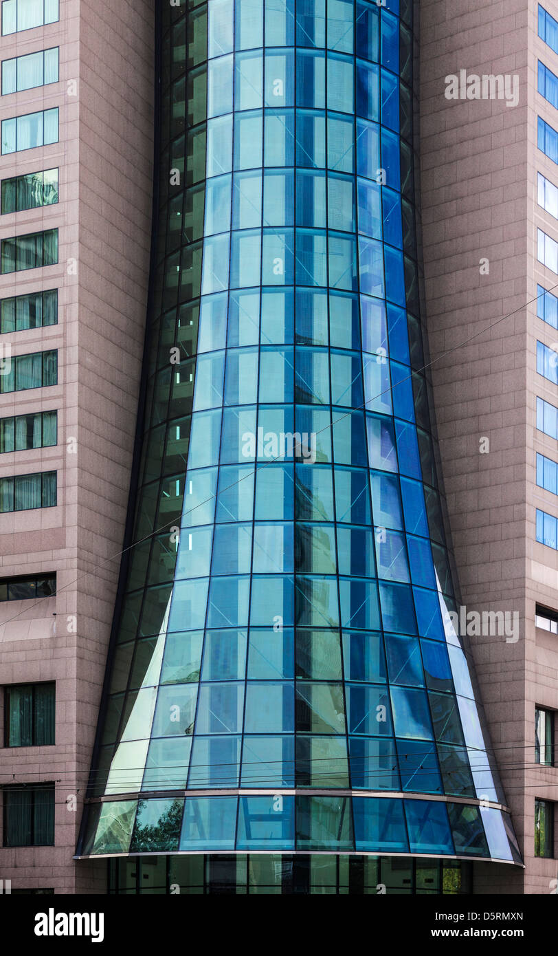 Il moderno ingresso in vetro del Westin Hotel nel centro cittadino di Varsavia, Polonia. Foto Stock