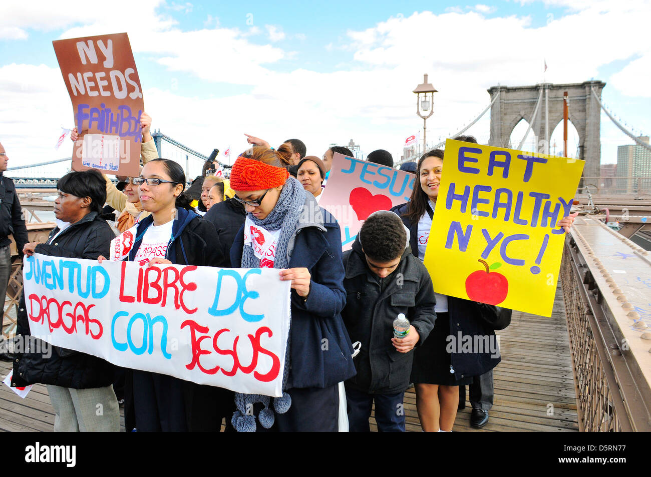 Ponte di Brooklyn durante l annuale Anti-Violence "compassione" rally... Foto Stock