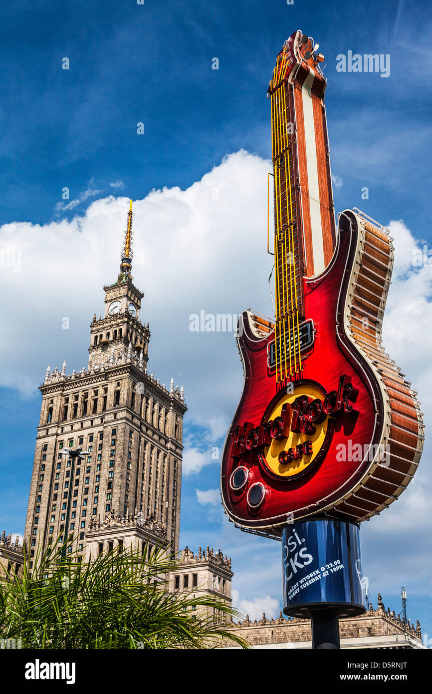 Simboli iconici di opposte filosofie politiche, il Palazzo della Cultura e della scienza, e Hard Rock Cafe chitarra a Varsavia, Polonia. Foto Stock