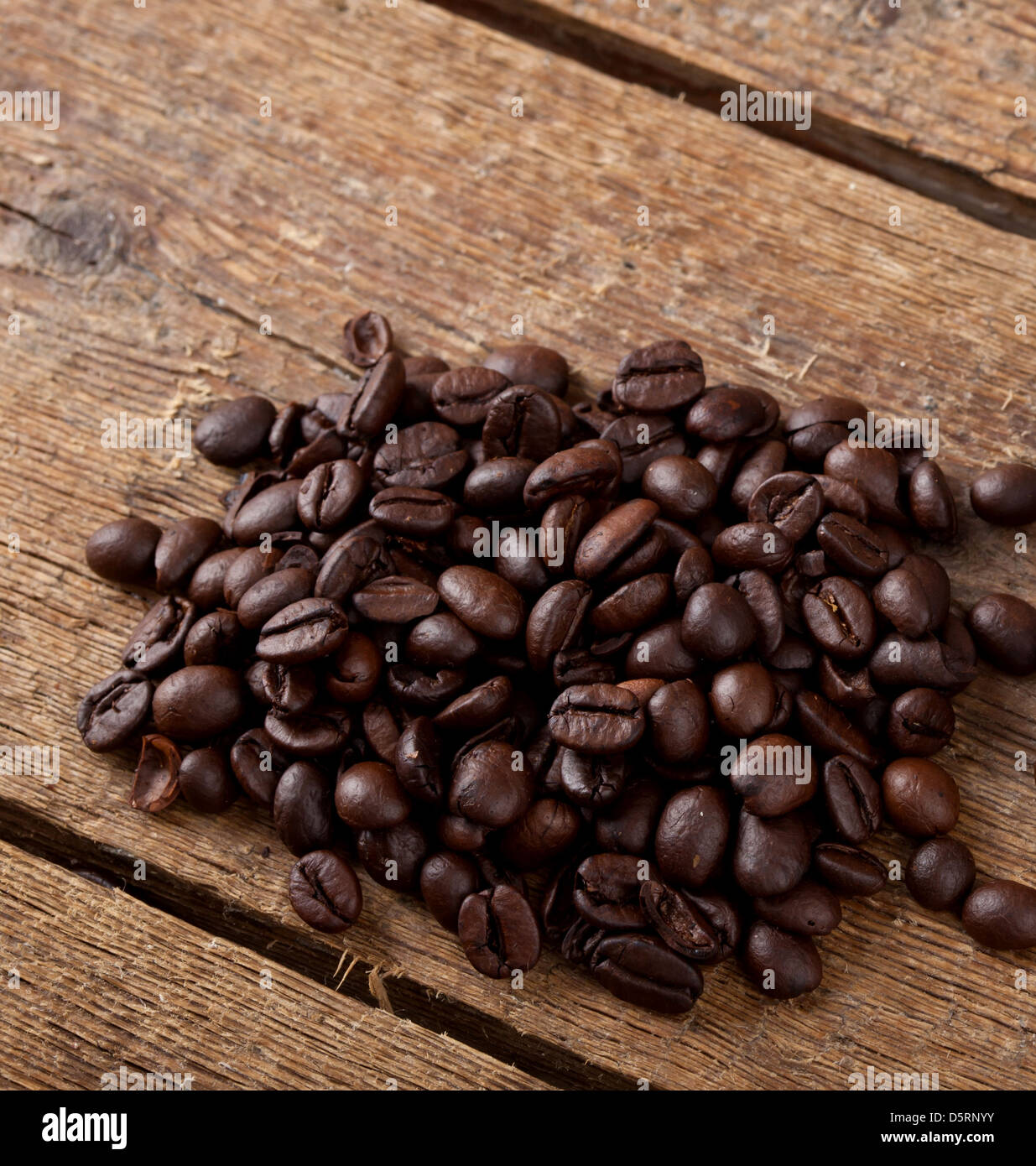 I chicchi di caffè sul tavolo rustico Foto Stock