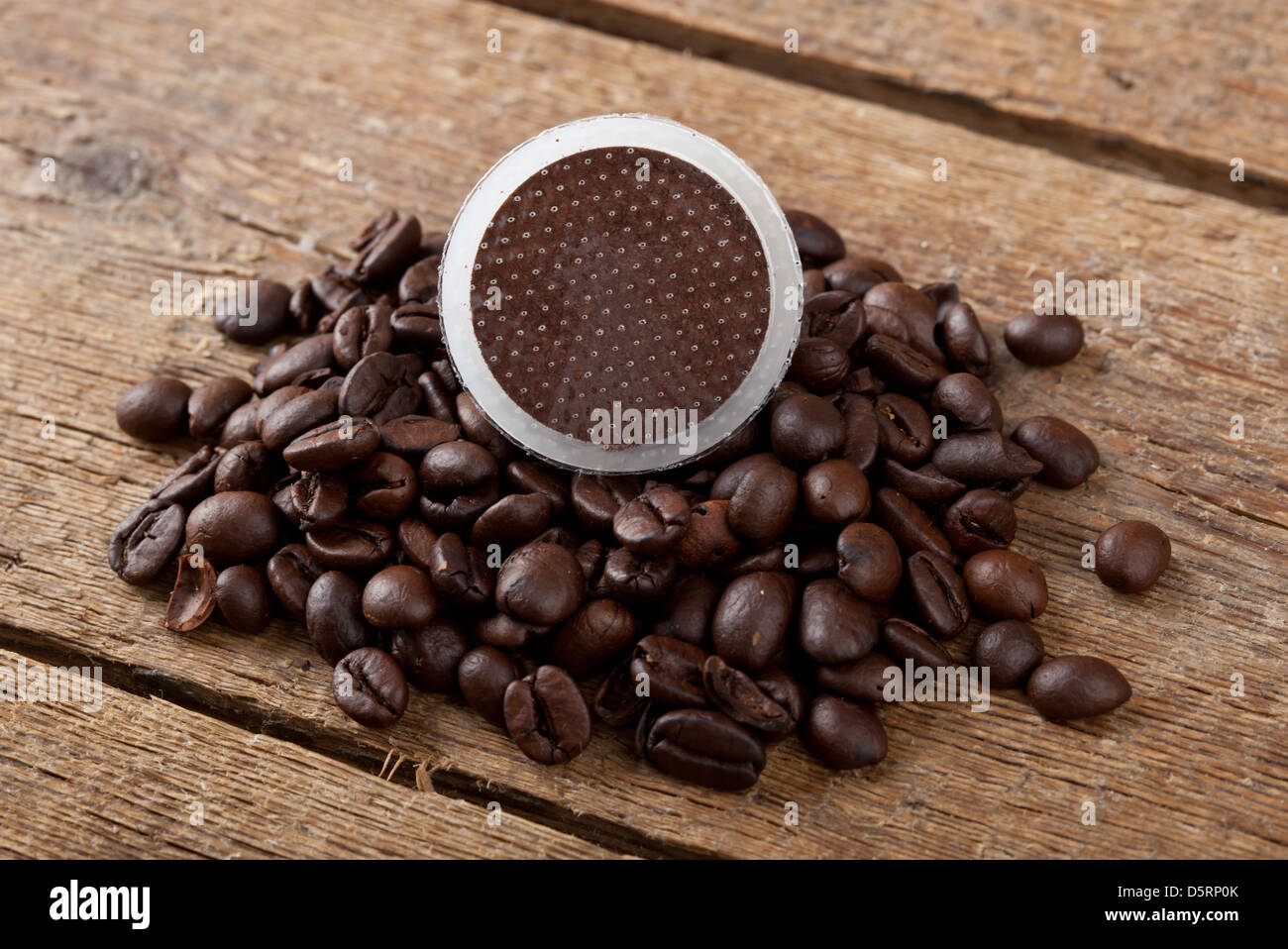 Le cialde di caffè sul tavolo in legno Foto Stock