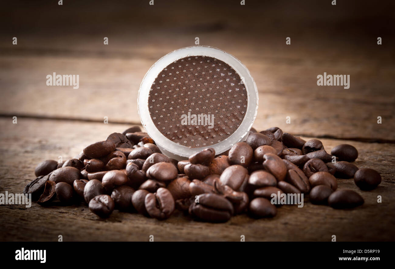 Le cialde di caffè sul tavolo in legno Foto Stock