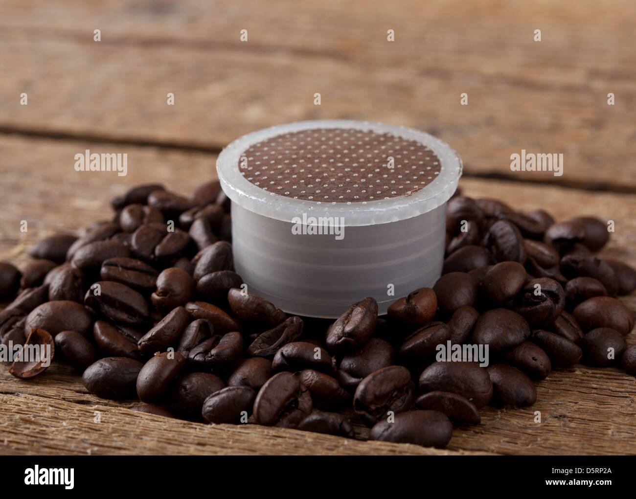 Le cialde di caffè sul tavolo in legno Foto Stock