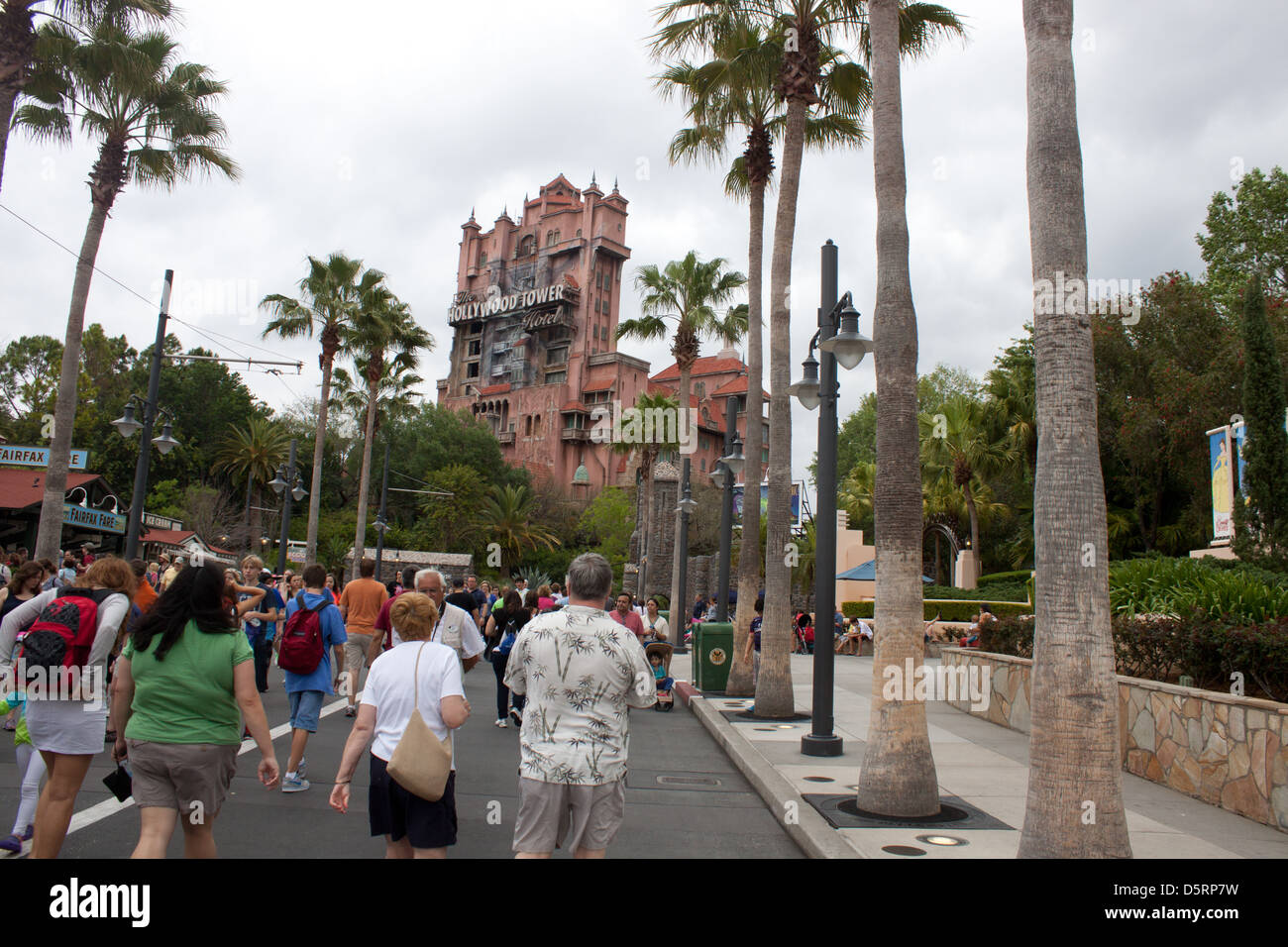 Disney Studios Hollywood Sunset Boulevard che conduce alla zona crepuscolare Torre del Terrore Foto Stock