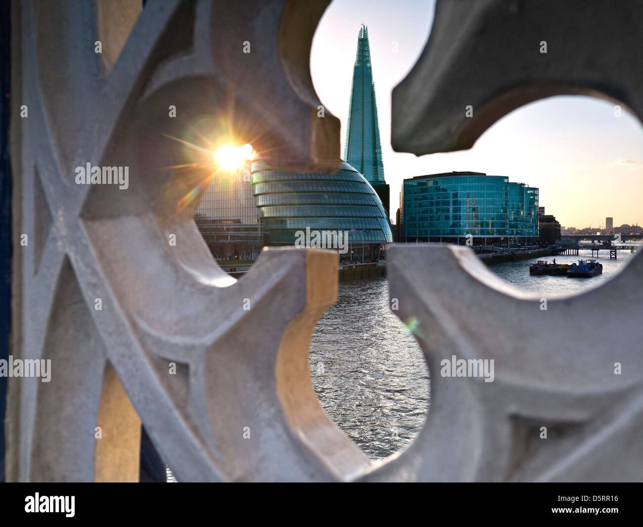 Il London Shard, la City Hall e la Londra contemporanea dello skyline della città visto con sunburst attraverso il Tower Bridge in stile gotico passerella storico London REGNO UNITO Foto Stock