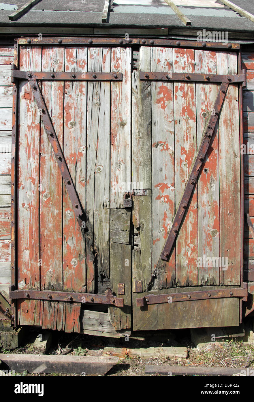 Porta a spiovente di fatiscenti carrozza ferroviaria in Walberswick Inghilterra Suffolk REGNO UNITO Foto Stock