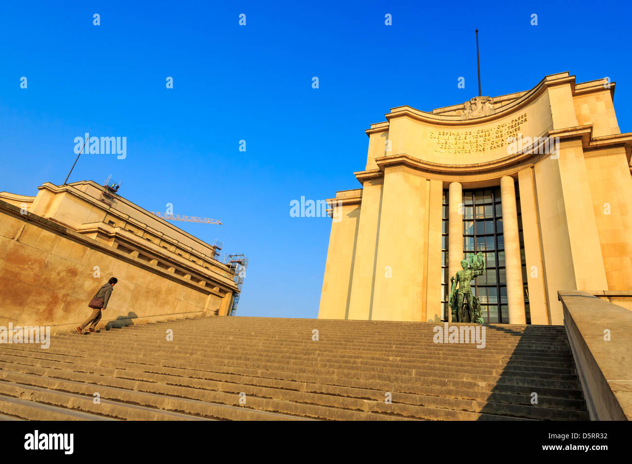 Un uomo è a piedi su per le scale fino al Palais de Chaillot, Parigi, Francia Foto Stock