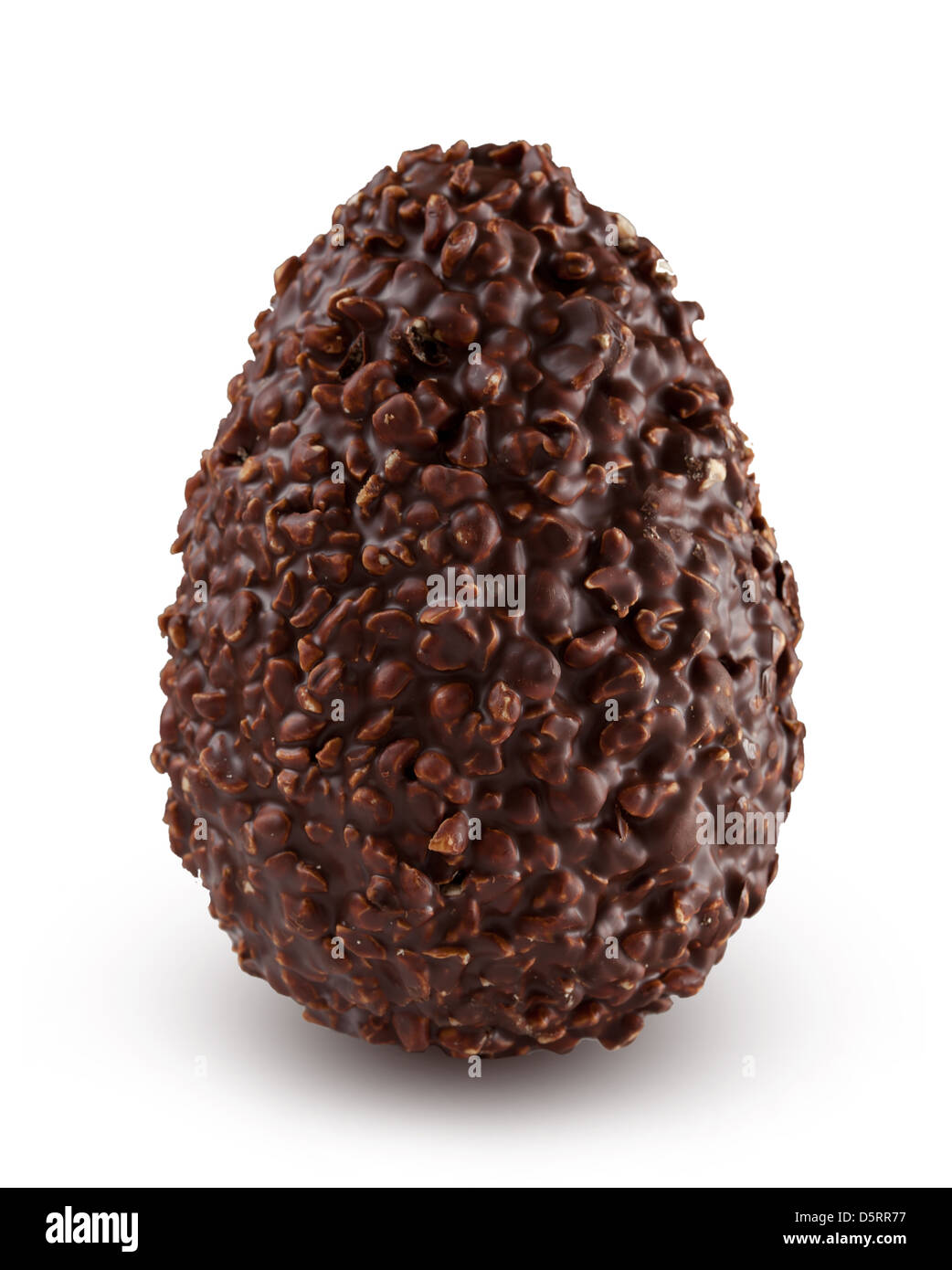 Uovo di cioccolato con dadi su sfondo bianco Foto Stock