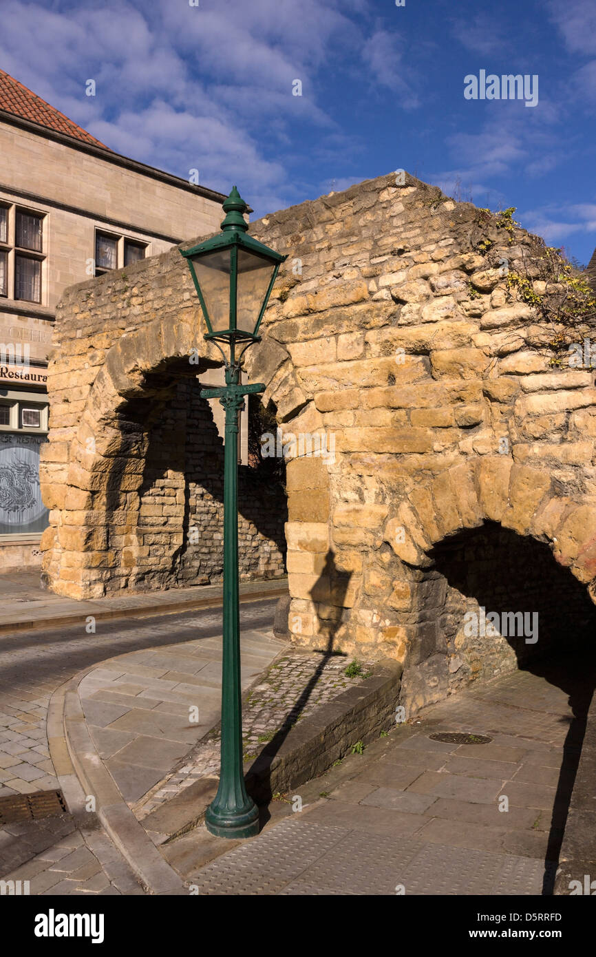 Newport Arch, il romano Nord City Gate su Ermine Street, Lincoln, England, Regno Unito Foto Stock