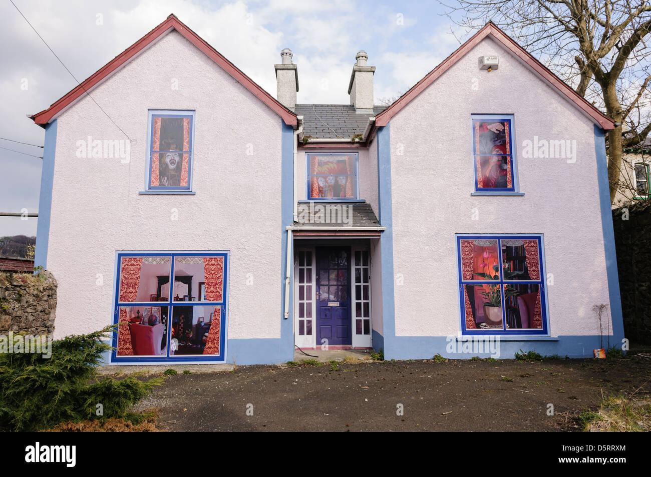 Casa abbandonati e shop interno con scene dipinte sul imbarcati-up-windows per abbellire esso Foto Stock