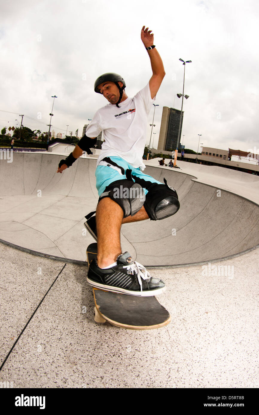 Pro rider compiendo acrobazie in skateboard a São Bernardo do Campo Skate  Park Foto stock - Alamy