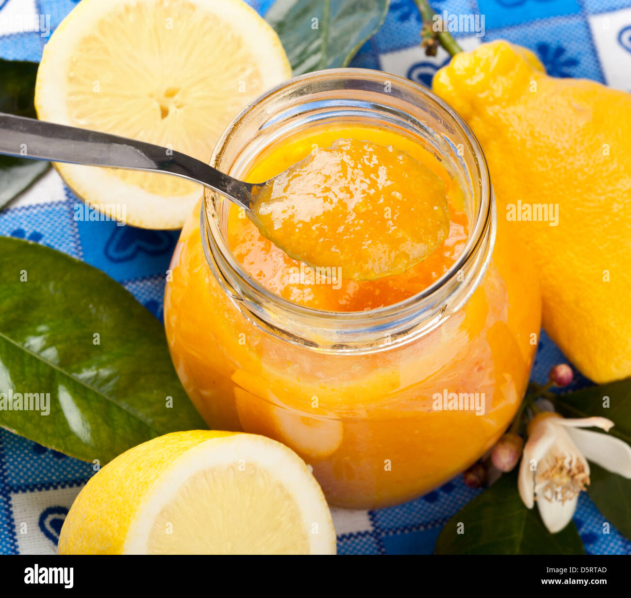 In casa limone Marmellata sul tavolo Foto Stock