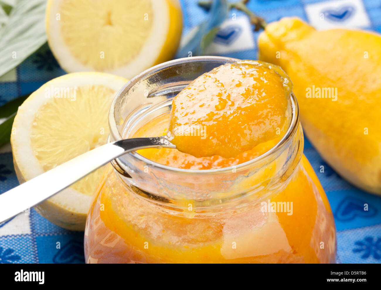 In casa limone Marmellata sul tavolo Foto Stock